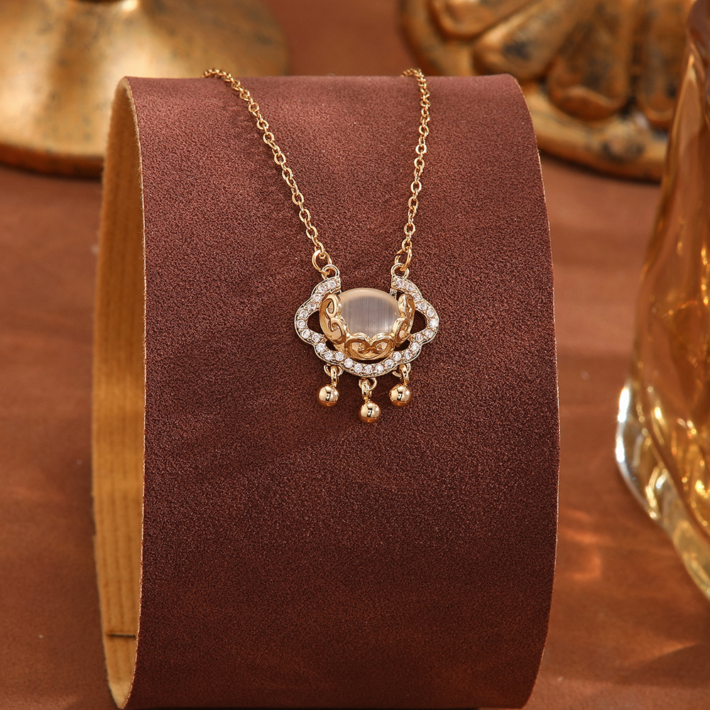 Titanium steel non-fading necklace for women, lively and dynamic, light luxury and niche, simple Instagram collarbone chain, versatile and high-end accessory Application Scenario