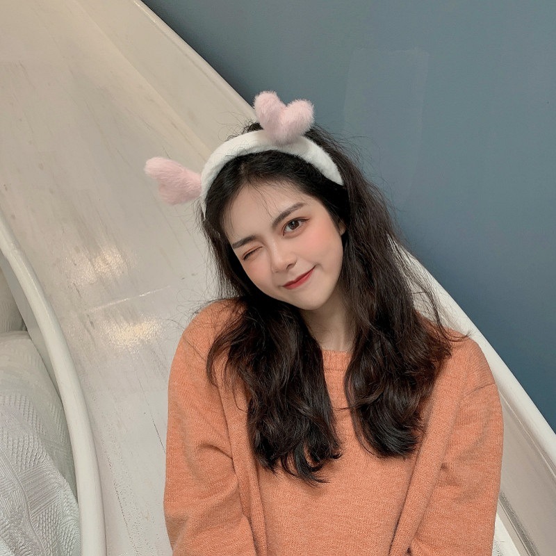 In autumn and winter, a cute rabbit-hair antler hairband has emerged. Instagram influencers have released versatile makeup, hair and headwear accessories Application Scenario