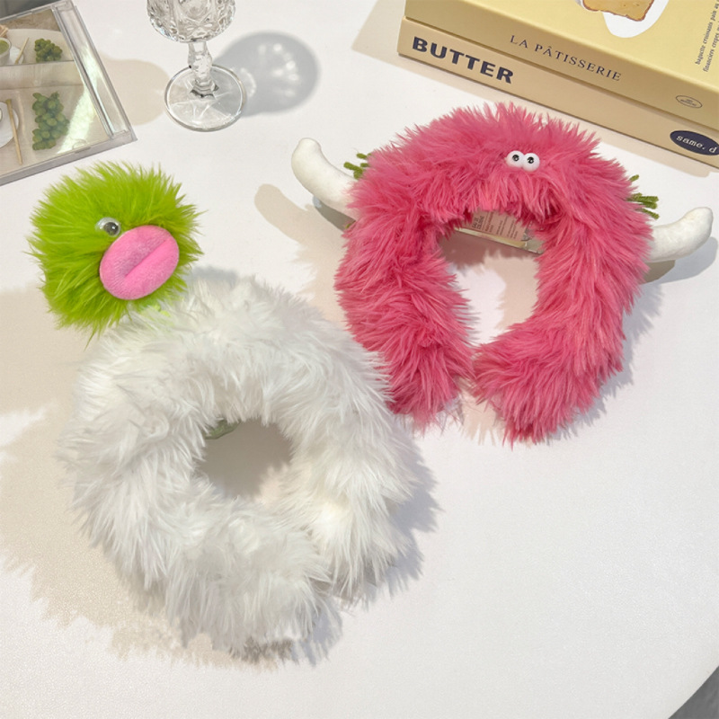 My daughter, Liu Yan, has the same cute and cartoonish little monster plush headband. It's a hair tie for washing the face and applying facial masks full figure