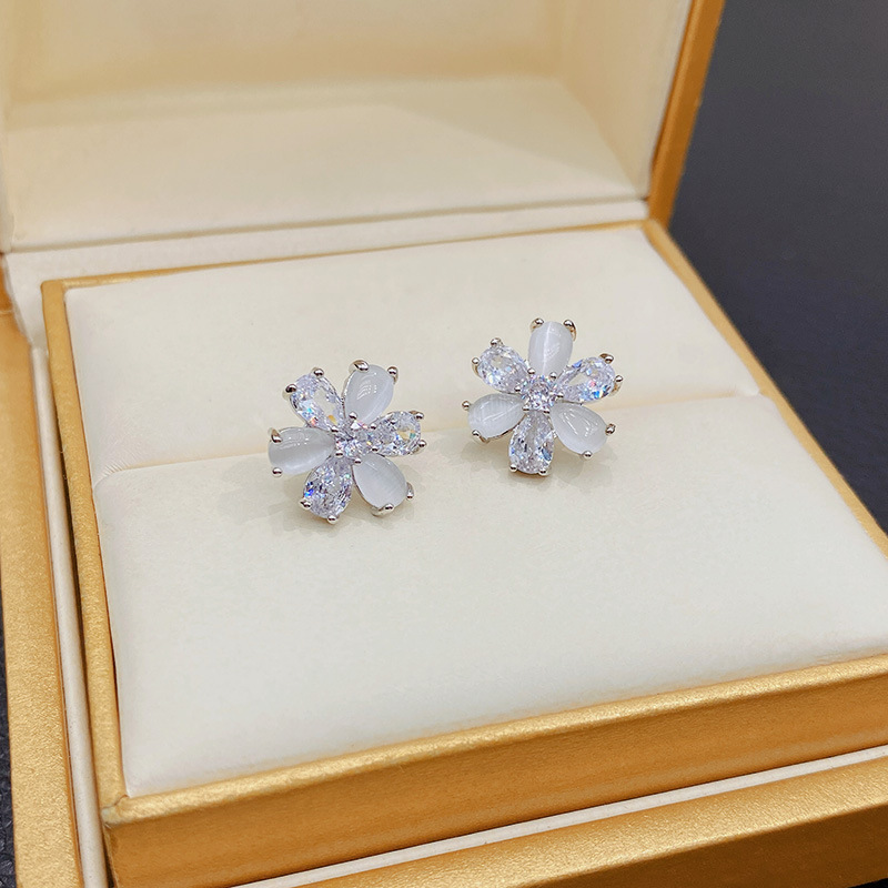 Light luxury, niche and high-end cat's eye stone flower ear studs, fashionable and versatile for women, simple and exquisite zircon earrings details Picture