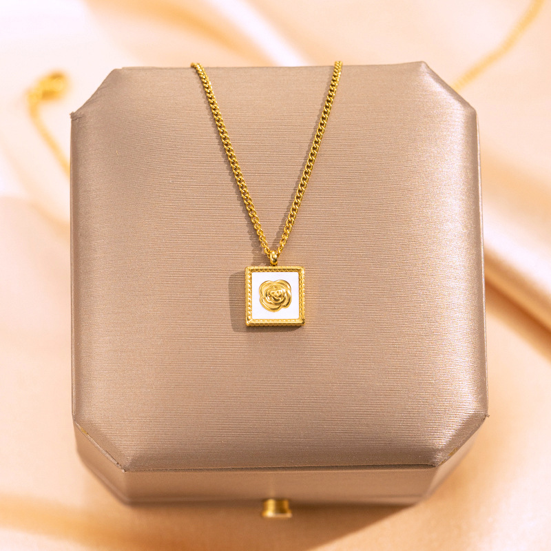Elegant square shell rose titanium steel necklace that never fades for women, light luxury collarbone chain new 18k jewelry full figure