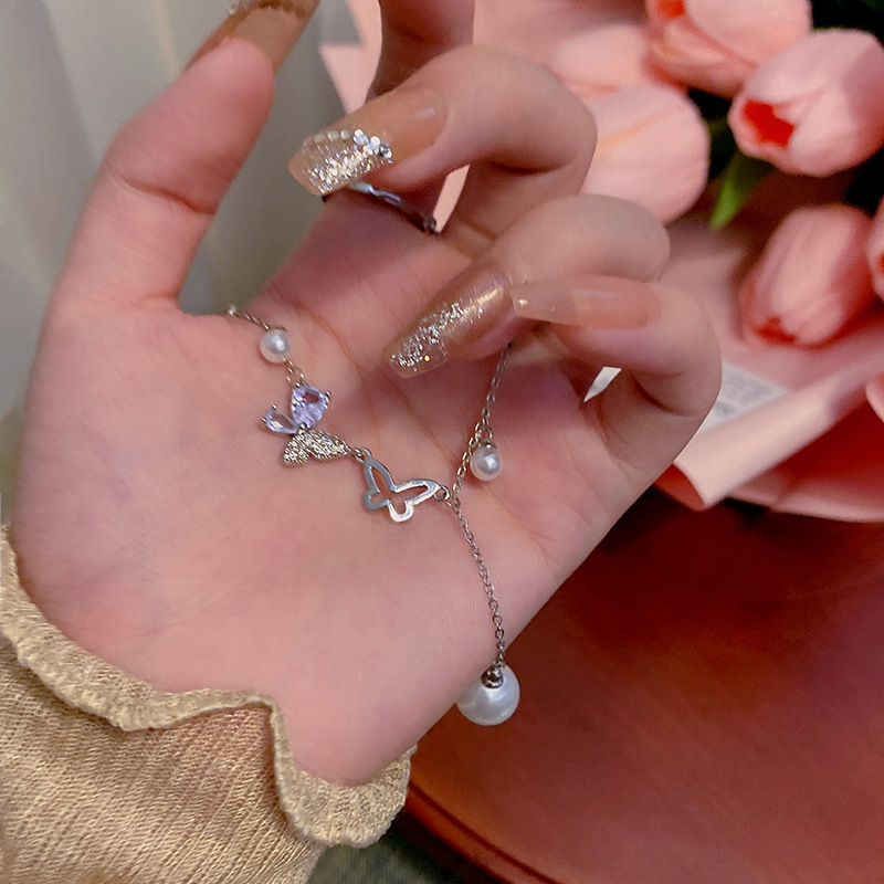 Ins-style butterfly pearl necklace, a light luxury and niche design for women, versatile and elegant, a popular collarbone chain accessory among Internet celebrities details Picture