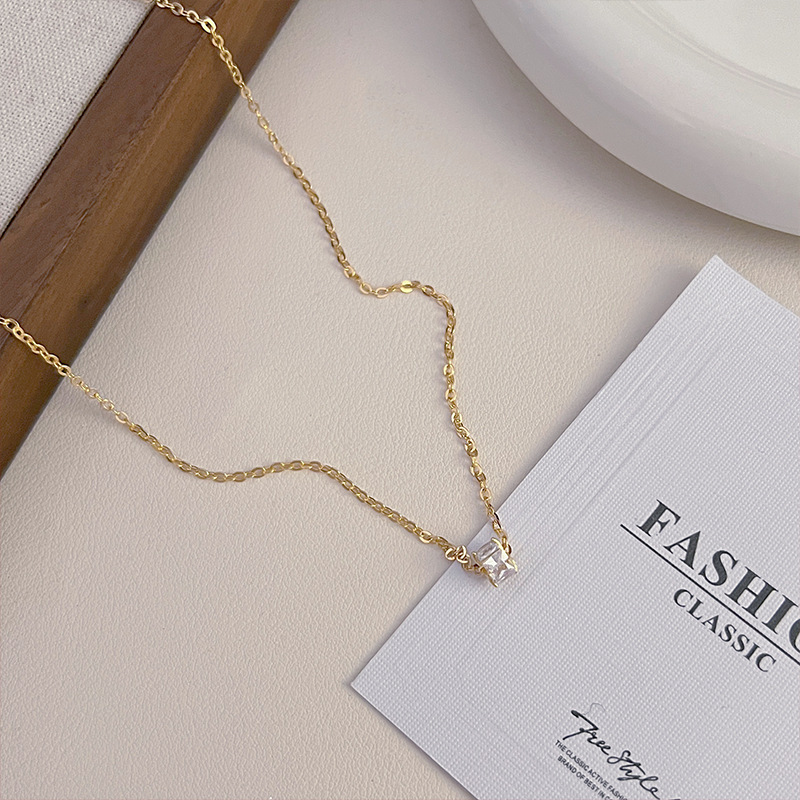 Xiaoman Yao Necklace 2024 New style, light luxury, niche, non-fading sweater chain, high-end and versatile design pendant for women Application Scenario