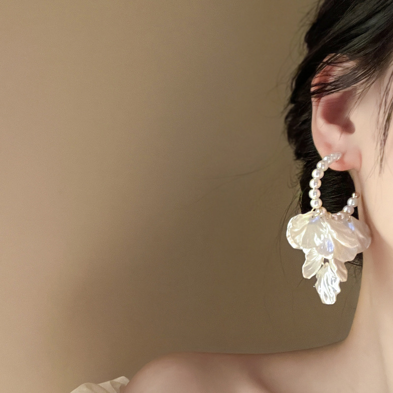 The new petal tassel earrings for women in the summer of 2025 are a light luxury, niche and high-end look. The stud earrings exude an ethereal charm and are long earrings Application Scenario