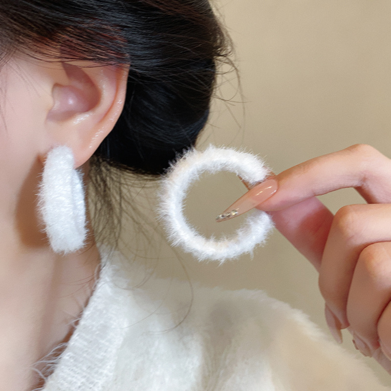 The slimming, fluffy C-shaped ear rings exude a sense of sophistication for women and are versatile and unique. New fashion ear studs and earrings from 2024 details Picture