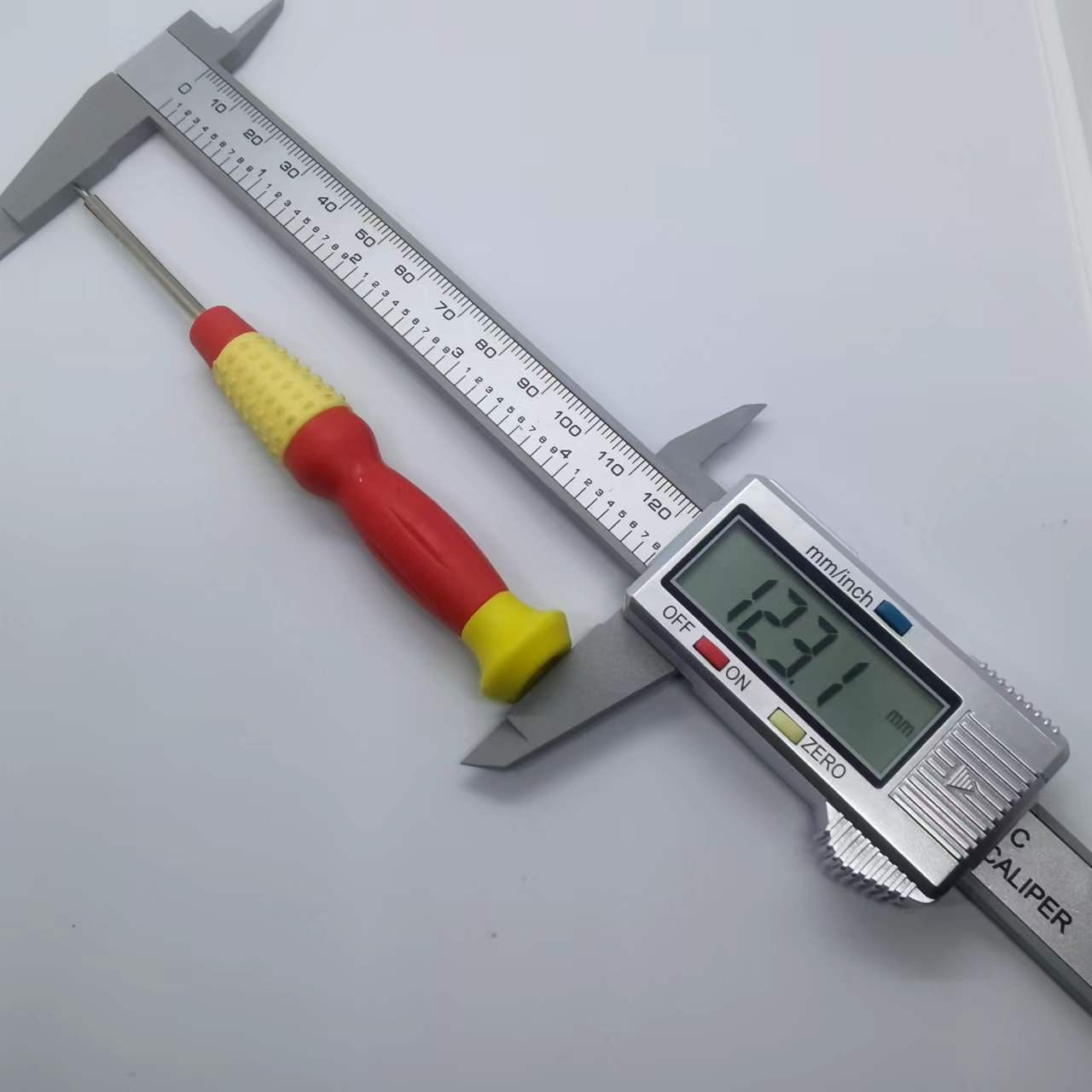 Mobile phone disassembly and repair tools: solid color magnetic gourd screwdriver, cross-shaped flat-head plum blossom-shaped triangular screwdriver, screwdriver, and screwdriver Application Scenario