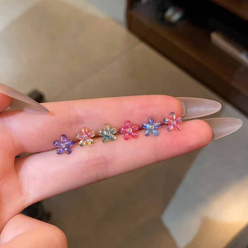 Colorful gradient mini small flower stud earrings, a new sweet and girlish summer set of earrings with a sense of design for women full figure