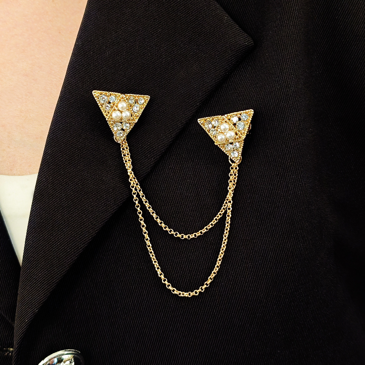 Men's suit with diamond-encrusted triangular pearl brooch, brooch, badge, tassel, multi-layer chain, collar pin, brooch and brooch details Picture