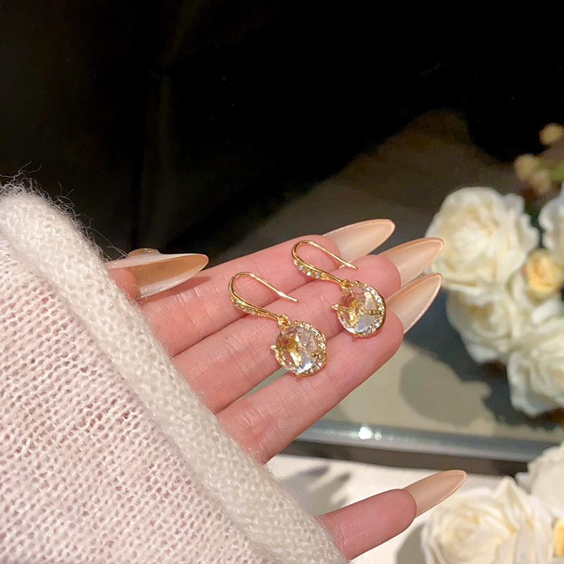 The Korean version of the sparkling diamond zircon earrings features a retro and versatile design for women. The new ear hooks exude a light luxury vibe and are a hit earpiece that has become a social media sensation Specification drawing