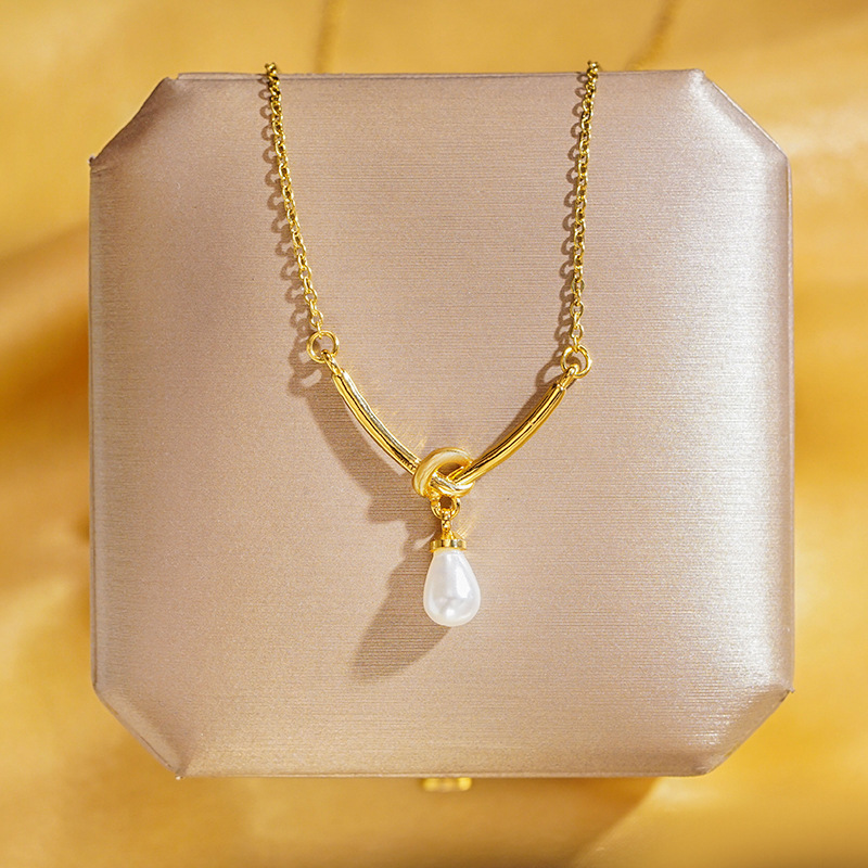 Titanium steel simple knot pearl necklace, fashionable and individual collarbone chain, niche design, elegant and versatile accessory full figure