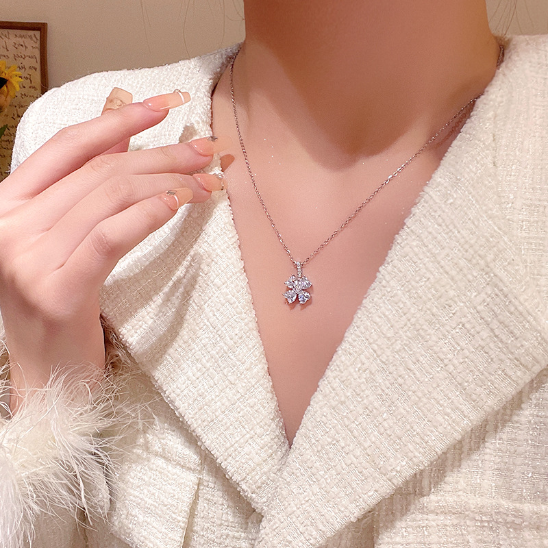 The new Korean version zircon flower titanium steel necklace is a trendy and niche design for women on Instagram, featuring a collarbone chain and a popular neckchain accessory details Picture