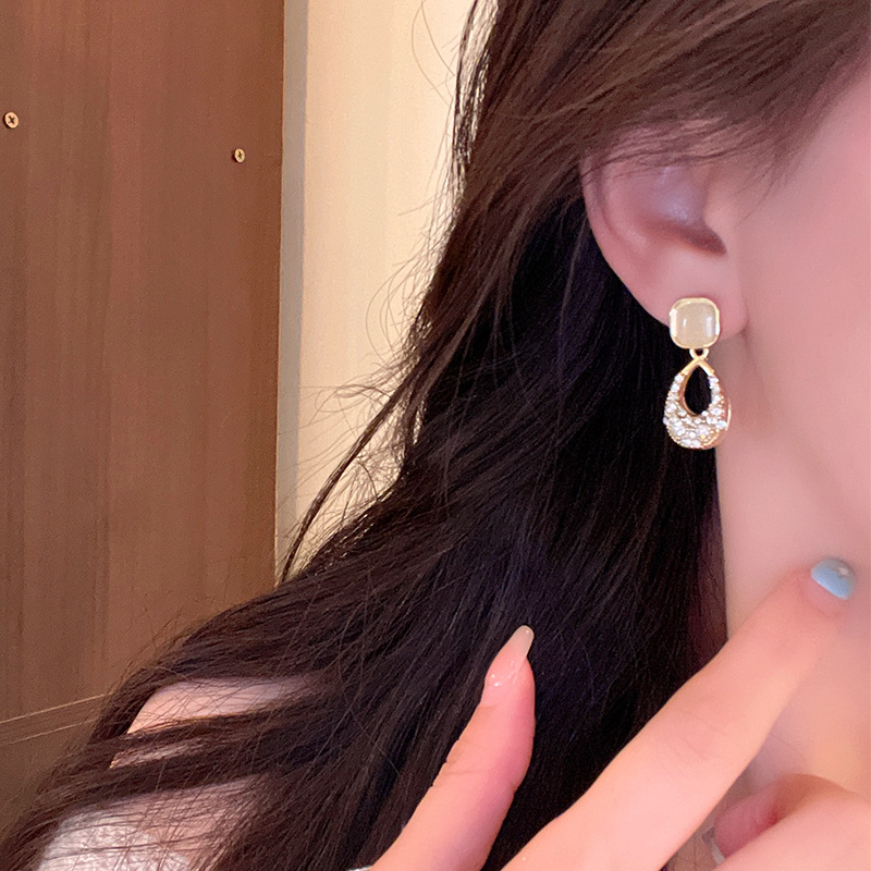 Light luxury and niche diamond-encrusted teardrop-shaped earrings, women's design sense, cat's eye stone stud earrings, fashionable and versatile new style of elegant earrings Application Scenario