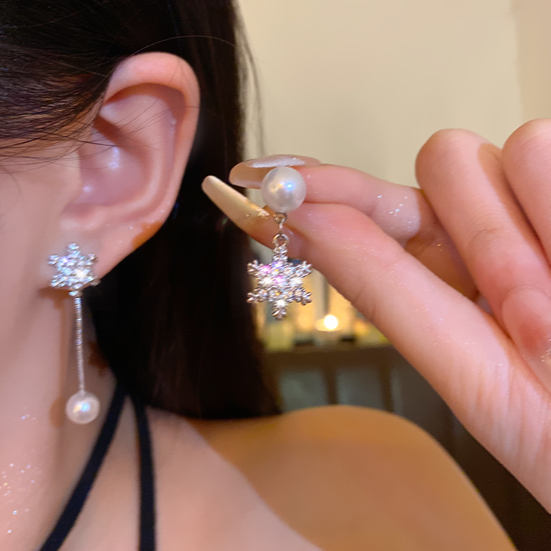 Asymmetrical snowflake tassel stud earrings for women, Korean style, simple and niche design sense pearl earrings, fashionable and light luxury earrings details Picture