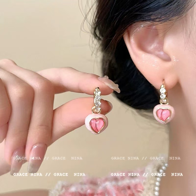 Sweet pink heart-shaped earrings for women, 2024 new style, light luxury and elegant stud earrings, niche high-end and versatile earrings full figure