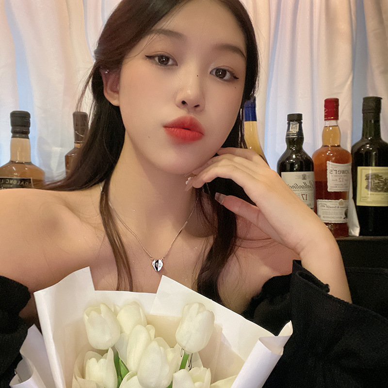 Sweet and cool style high-end magnetic three-dimensional heart-shaped necklace, cold style versatile and elegant collarbone chain, popular neckchain accessory details Picture