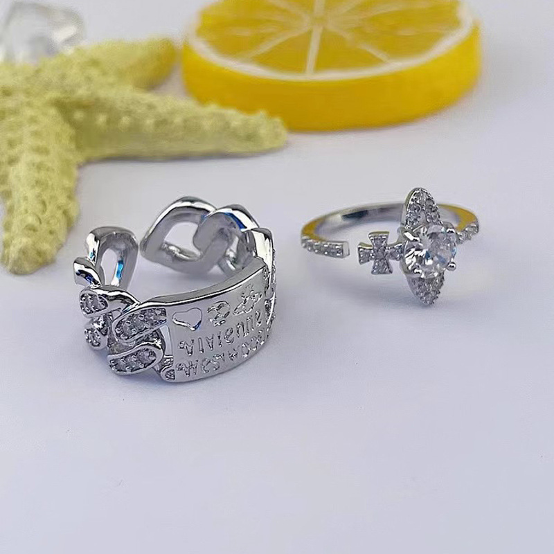 A new niche design of the Saturn ring, featuring zircon hollowed-out geometric Settings with diamonds, and a planetary trend opening that can be adjusted full figure