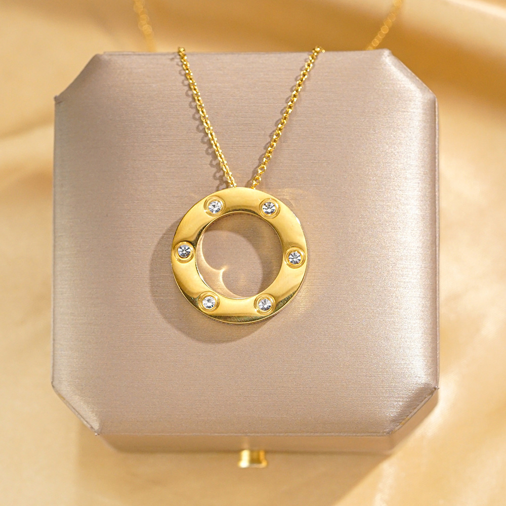 High-quality, light luxury six-diamond round large cake titanium steel necklace, women's niche style, light luxury collarbone chain, high-end accessory full figure