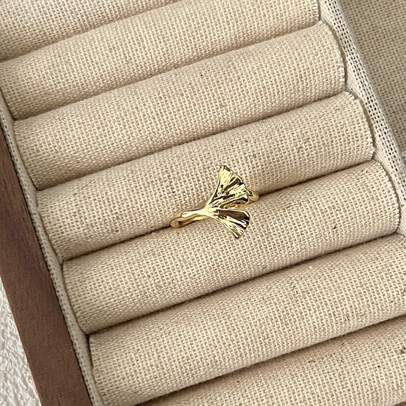The 2024 new irregular high-end ring is a niche design for women, simple and versatile, with sweet lines and a loose-fitting ring Application Scenario
