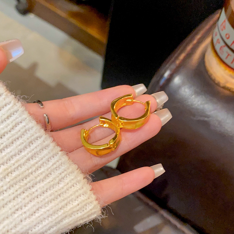 European and American golden retro brushed earrings, women's geometric light luxury, niche and high-end feel, unique and elegant ear rings and earrings Specification drawing