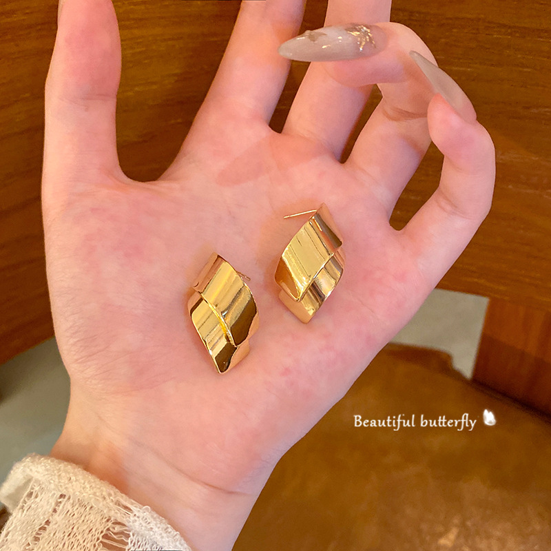New cross-border metal earrings from Europe and America, a unique and versatile accessory for women with a cold and cool style. Spiral stud earrings, a high-end and elegant ear accessory Specification drawing