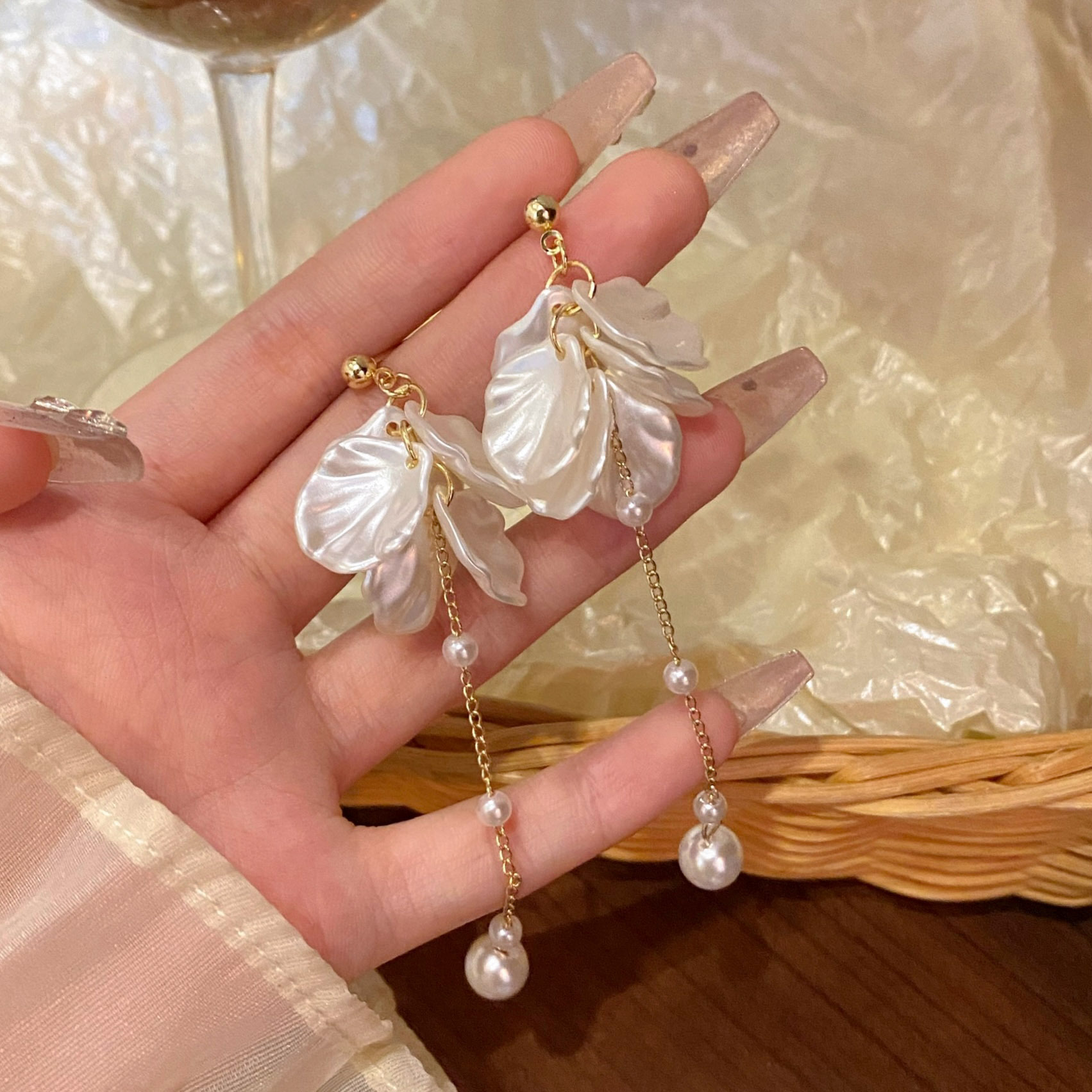 Dongdaemun's shell petal earrings for women exude a sense of light luxury and high-end sophistication. Long and elegant pearl earrings are popular earrings on the Internet Application Scenario