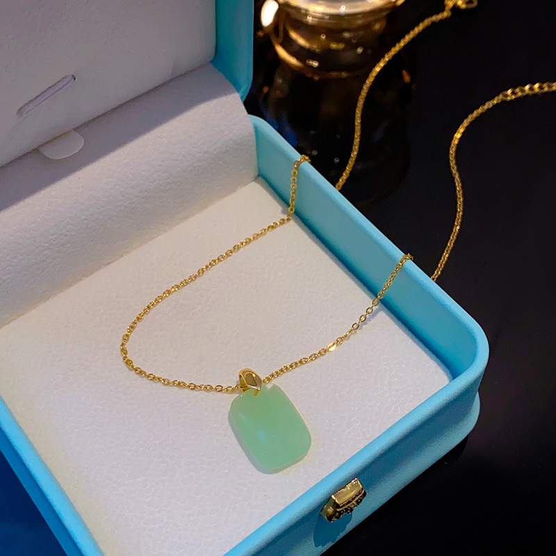 Green glass imitation jade ruyi peace pendant necklace for women, a unique and versatile collarbone chain with a simple design sense. Wholesale of accessories Specification drawing