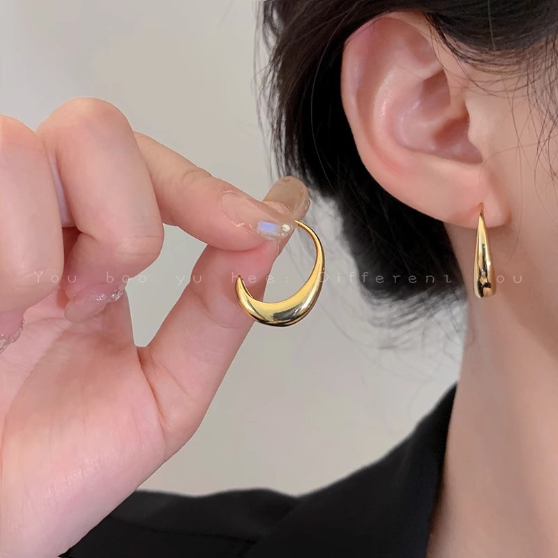 Golden water drop earrings for women 2025 New bestseller Unique stud earrings, light luxury and high-end, minimalist metal style earrings full figure