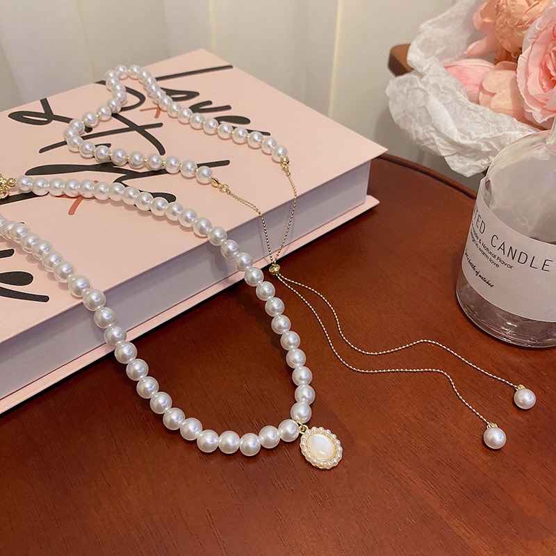 French retro pearl necklace, light luxury, fashionable, high-end design sense, versatile and elegant collarbone chain, popular neckchain accessory Application Scenario