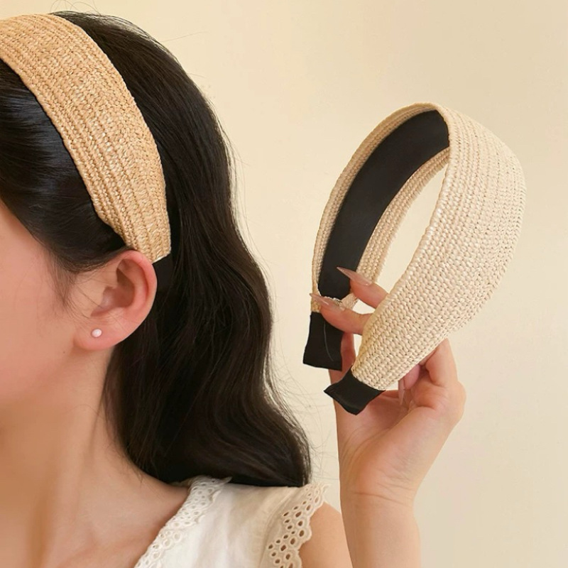 A retro Lafite straw striped wide-brimmed headband for women's seaside vacation style. It's a high-end hair accessory for daily wear Specification drawing
