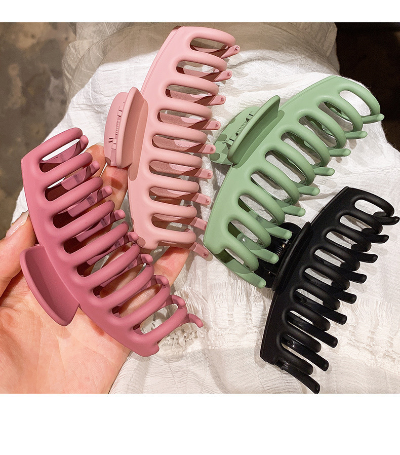 Korean Internet celebrity dragon bone grab clip, simple and elegant hair accessory, plastic back head bath plate, shark hair grab ponytail clip Application Scenario