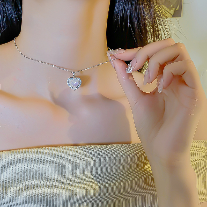Fashionable full-diamond heart-shaped pendant titanium steel necklace for women, summer niche light luxury collarbone chain, silver versatile Internet celebrity accessory Specification drawing