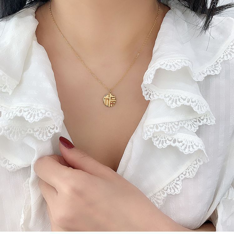 A new and fashionable "Fu" character titanium steel necklace that doesn't fade. It's a versatile and high-end niche collarbone chain with 18k gold plating full figure