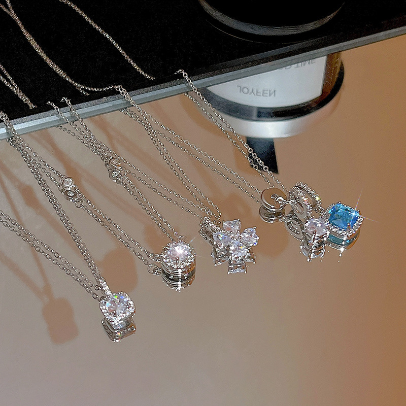 Ins-style diamond-encrusted small sugar cube titanium steel necklace, super fairy-like feminine charm, versatile and high-end collarbone chain necklace accessory details Picture