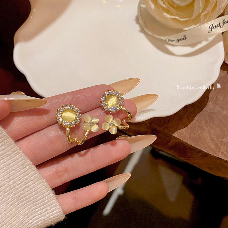 Light luxury, niche and high-end cat's eye stone flower earrings, Korean style exquisite zircon stud earrings, the same style of earrings as Internet celebrities full figure