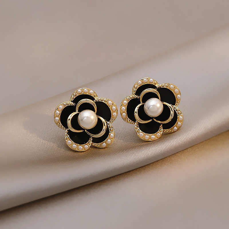 Korean-style camellia pearl earrings for women, with an inS-style, light luxury and high-end feel, elegant stud earrings, versatile, chanel-style earrings for women Specification drawing