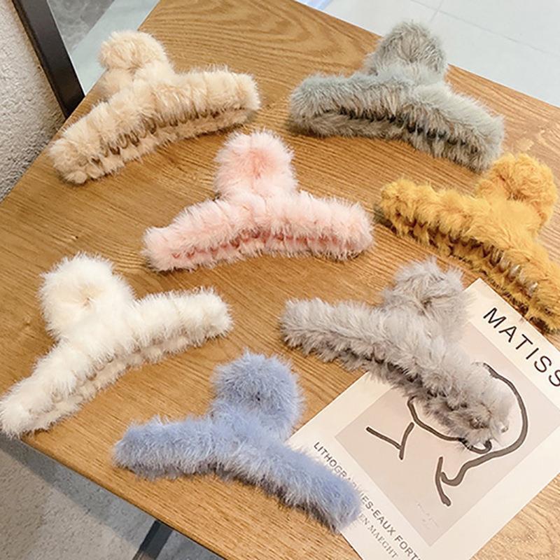 A large plush hairpin clip at the back of the head, a new autumn and winter hair clip, a shark clip clip, a headwear for women Specification drawing