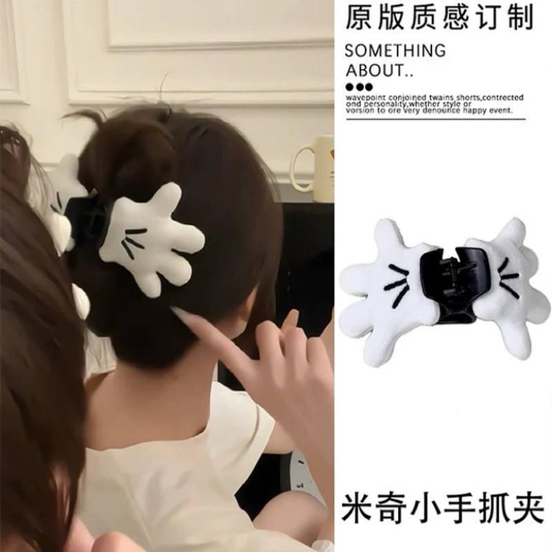 Cute Mickey Mouse hand gripper on Instagram ~ Stylish 3D plush hairpin, female palm Mickey Mouse hand gripper creative hair accessory Application Scenario