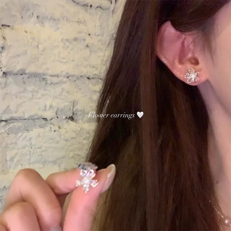 The hollowed-out zirconium flower earrings suitable for spring exude a sense of high-end elegance and grandeur. The stud earrings are a niche design for women Specification drawing