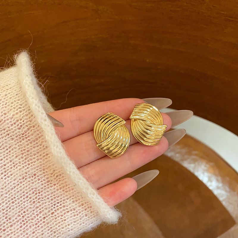 French retro texture interlaced design earrings, women's European and American light luxury niche metal cold style stud earrings full figure