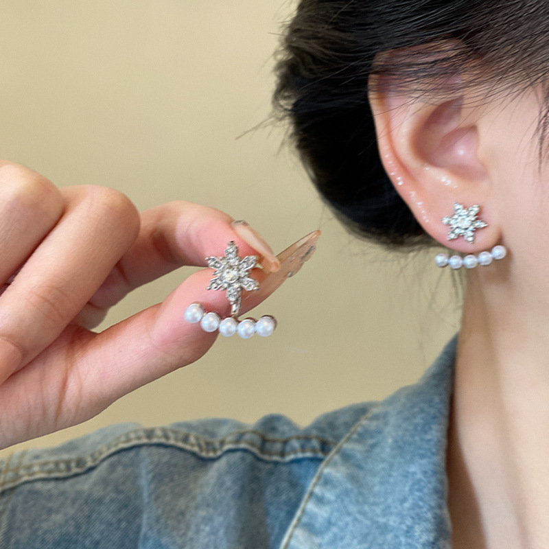 Diamond-encrusted snowflake pearl stud earrings for women in autumn and winter are versatile and personalized. They exude a sense of high-end luxury and a touch of light luxury. They are the same style of earrings as Internet celebrities Application Scenario
