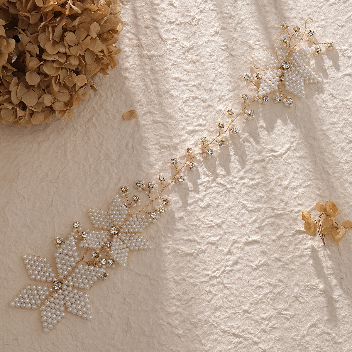New exaggerated wedding headwear from Europe and America, cross-border beautiful handcrafted beaded headbands, floral headwear, wedding dress headbands Application Scenario