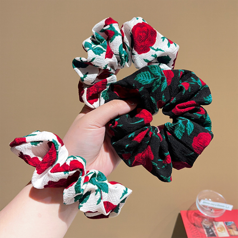 The rose-shaped large intestine hair tie, the same style as Jiang Yan's in the Chinese restaurant, exudes a sense of sophistication. It features a stylish hair accessory and a hair tie details Picture