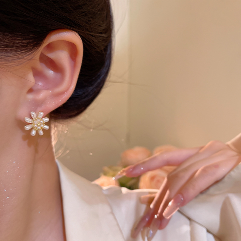 Sunflower pearl stud earrings, women's light luxury, niche and high-end feel, diamond-encrusted geometric earrings, wholesale of the same style of earrings as Internet celebrities Application Scenario