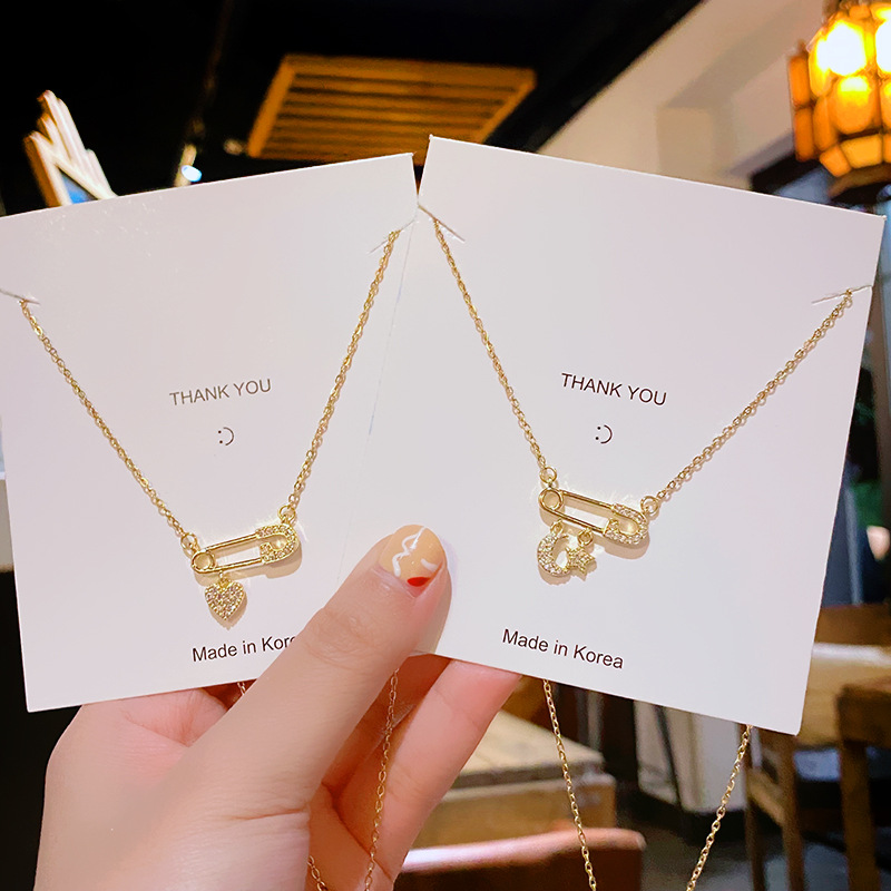 A full-diamond brooch necklace with a light luxury design for women, a heart-shaped paperclip pendant, a collarbone chain, and star and moon accessories full figure