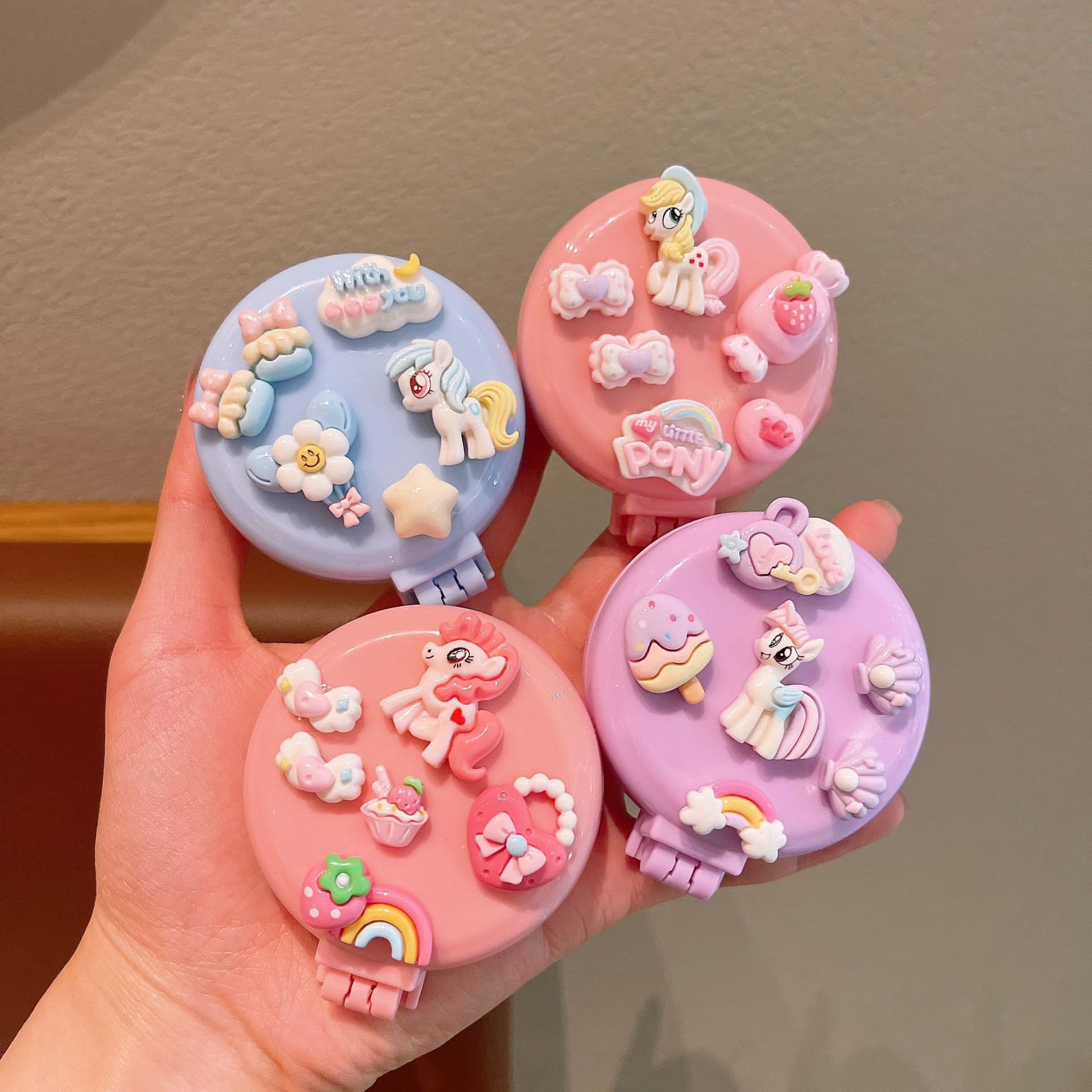 Cute portable flip cover folding airbag comb massage mini comb mirror integrated mini air cushion comb for women Application Scenario
