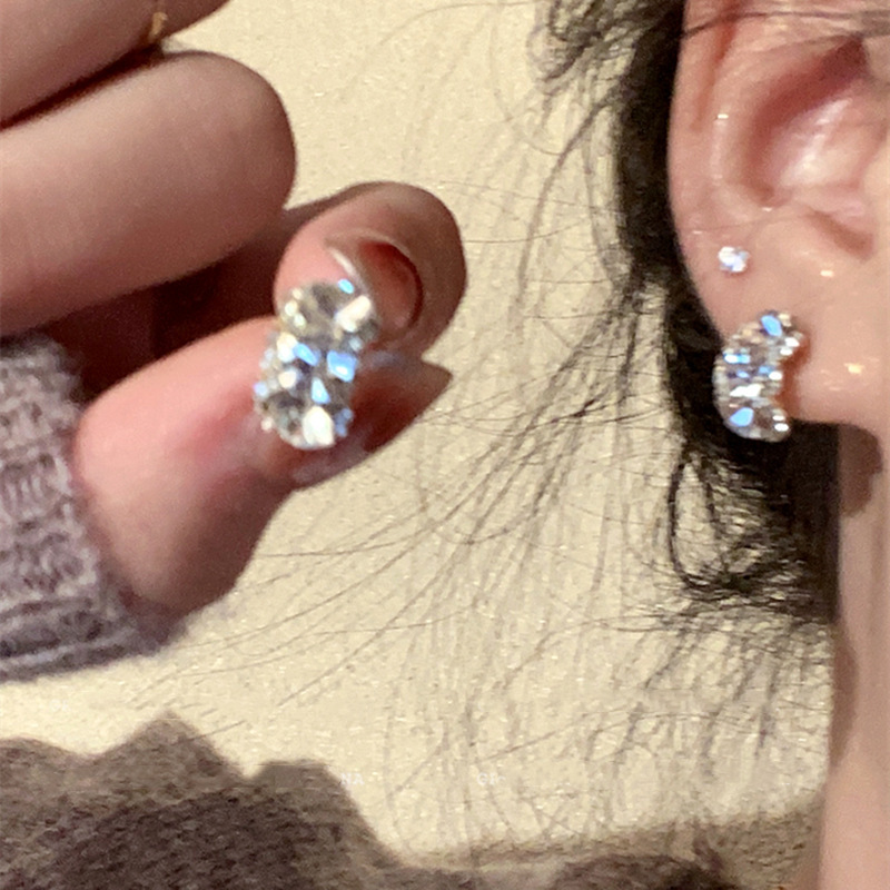 Spicy Girl colorful diamond-encruted ear buckles dopamine simple ins style versatile earrings, women's niche light luxury high-end earrings Application Scenario