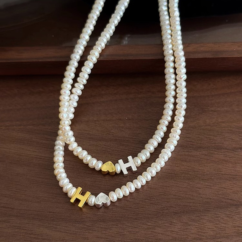 Wholesale of 2023 new style simple H necklace, high-quality pearl gold and silver color-matched H letter pendant, small heart necklace Application Scenario