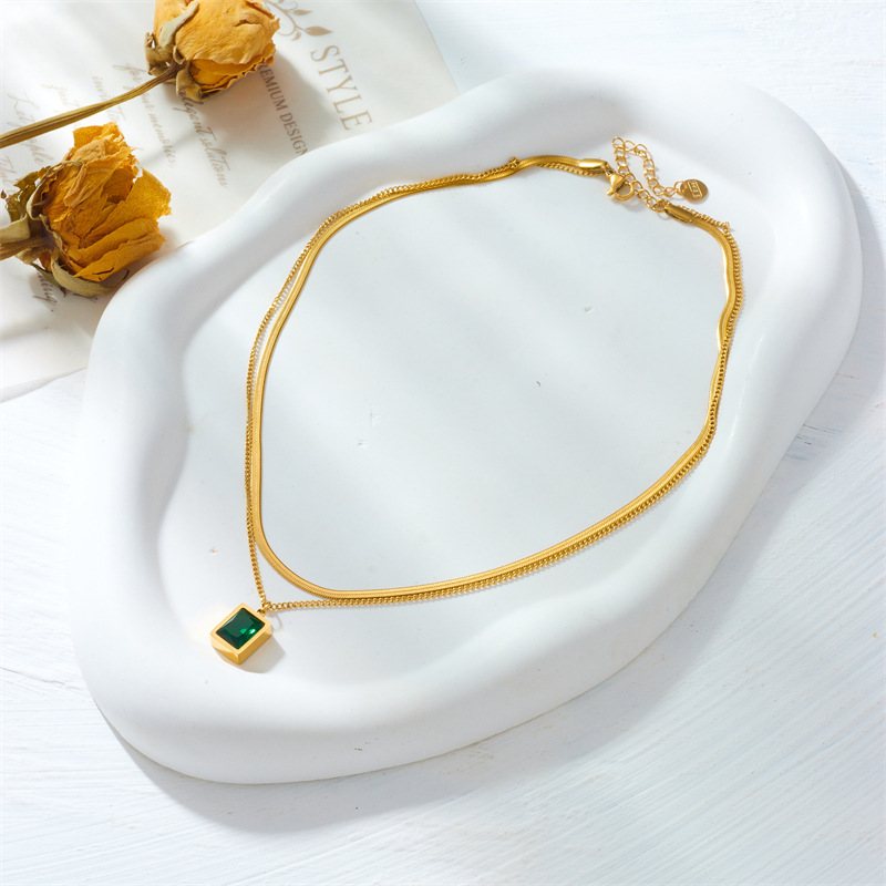 Fashionable, niche, light luxury, simple titanium steel emerald transparent square gemstone pendant collarbone chain, multi-layer versatile necklace Specification drawing
