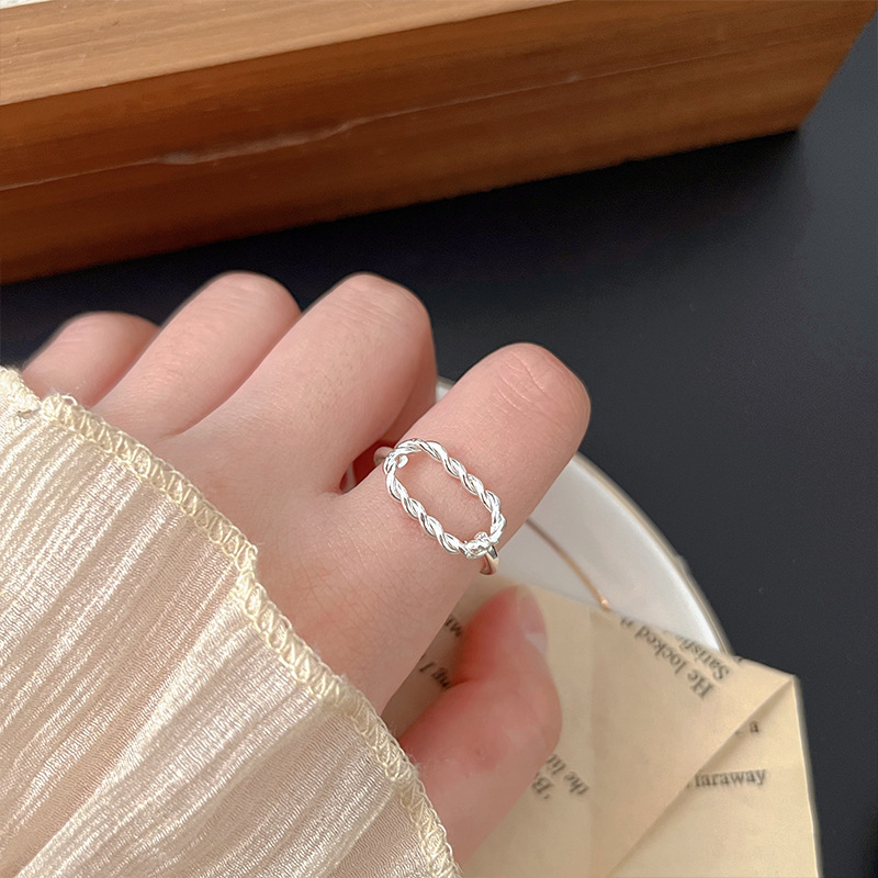 This exquisite women's ring exudes a sense of sophistication, is versatile, simple and elegant, and features a niche design that is fashionable. It is a 925 sterling silver Ins-style ring Application Scenario
