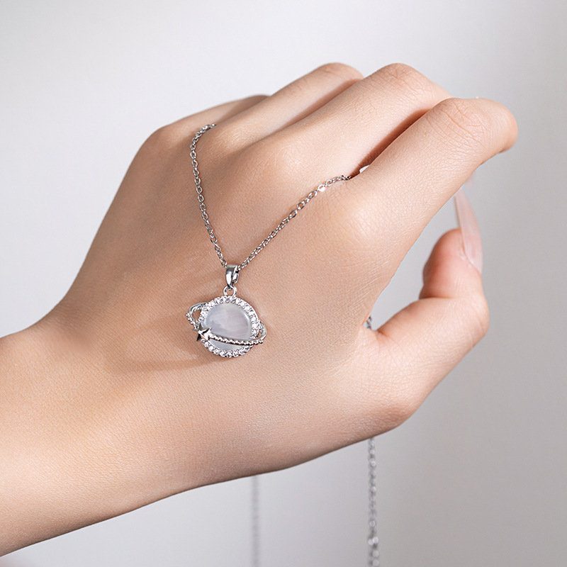 The Japanese and Korean light luxury design, full diamond cat's eye stone planet necklace, is a unique and versatile collarbone chain accessory that is popular among women Specification drawing